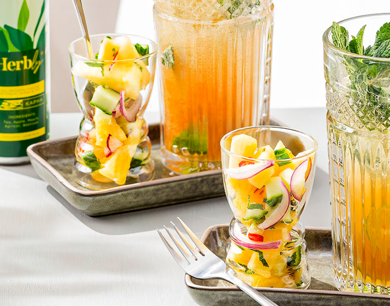 L'ananas est accompagné d'oignons marinés dans du jus de citron vert et du Tabasco. Frais, piquant et agréable à l'œil en le servant dans un verre.