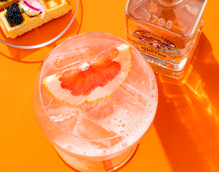 Un cocktail classique à base de tequila avec du soda au pamplemousse et du pamplemousse.